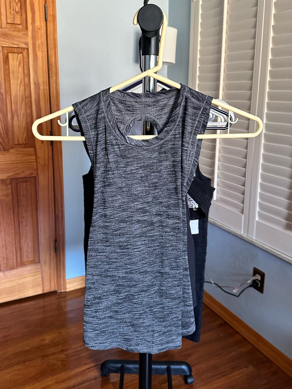 Lululemon gray top